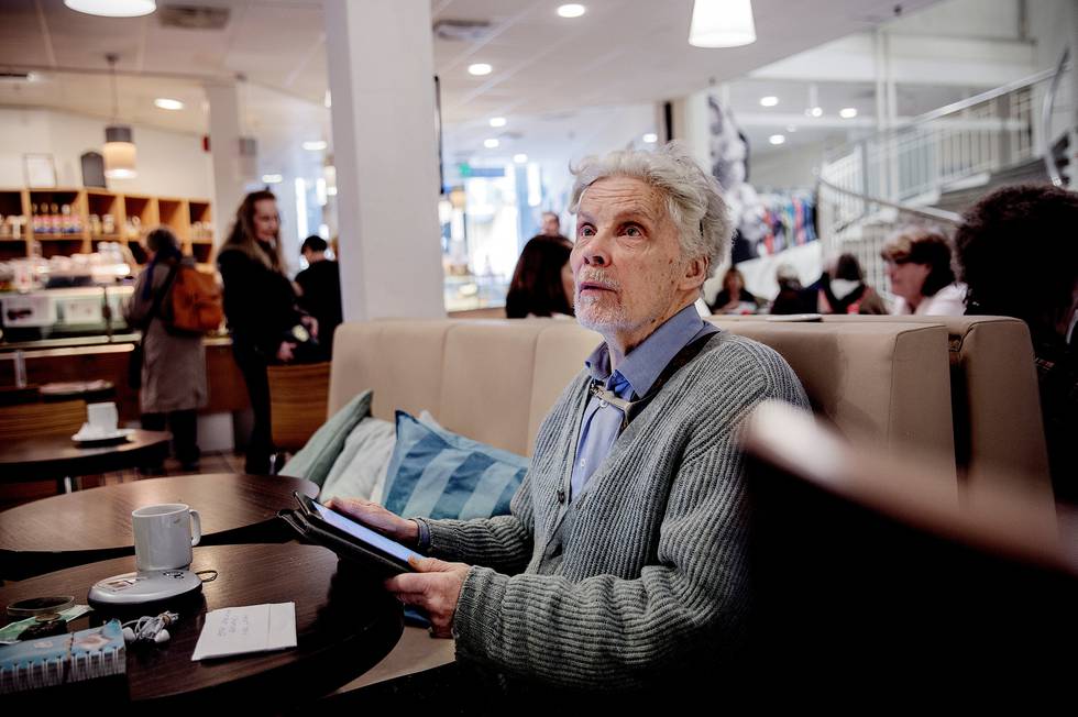 Sven Ekholt (79) har lært seg å bruke nettbrett. Men han liker ikke at Nav går over til å gi informasjon om pensjonen på nett.