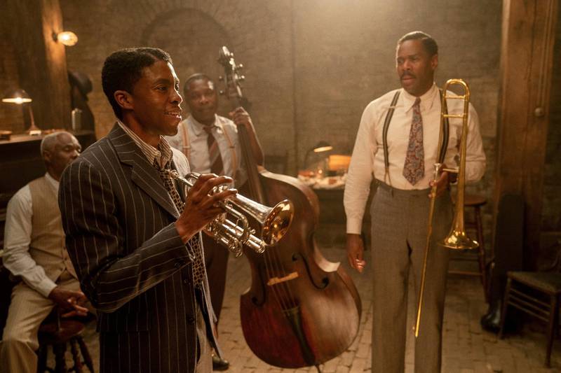 Chadwick Boseman (foran) i sin siste rolle før han døde. Som jazz- og bluesmusiker i «Ma Railey’s Black Bottom». Foto: Netflix