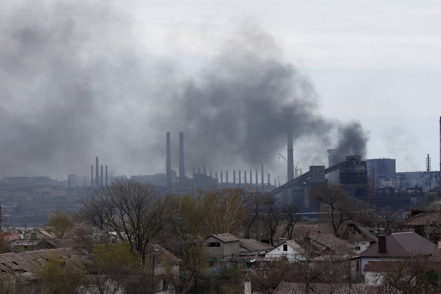 Røyk stiger opp over det enorme stålverket i Mariupol, der ukrainske soldater har forskanset seg.