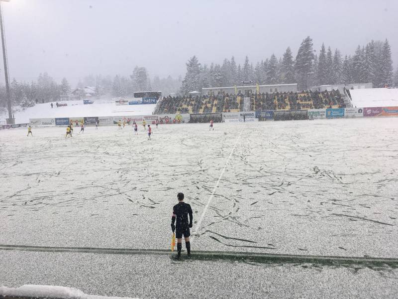 Det er kaldt å være linjemann i norsk fotball i desember. Men assistentdommer Erland Hareland holdt ut på Nammo stadion på Raufoss.