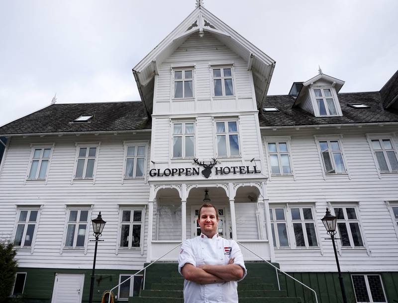 Hotellsjef Preben Moen tilbyr laksefiske, egenprodusert lokalmat og historisk overnatting på familiedrevne Gloppen Hotell i Sandane. 