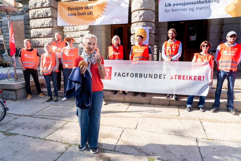 LO-leder Peggy Hessen møtte torsdag streikevakter ved Nationaltheatret, Det Norske Teatret og Den Norske Opera.
Foto: Terje Pedersen / NTB