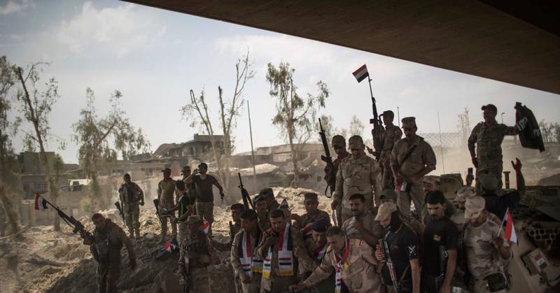 Irakiske soldater feiret i går seieren over Den islamske staten (IS) i Mosul. Her fra en tidligere seier mot IS.