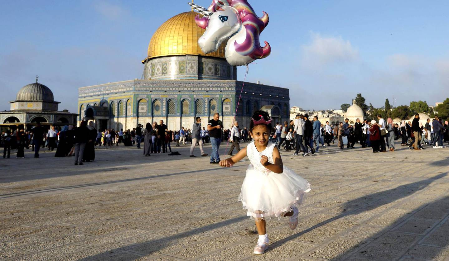 OMSTRIDT: Jerusalem er hellig for jøder, kristne og muslimer. Minst 40 prosent av Jerusalems innbyggere er palestinere, men de har ingen innflytelse     i bystyret. Her en palestinsk jente foran al-Aqsa-moskeen i Jerusalems gamleby under den muslimske høytiden id i august. FOTO: AHMAD GHARABLI/NTB SCANPIX