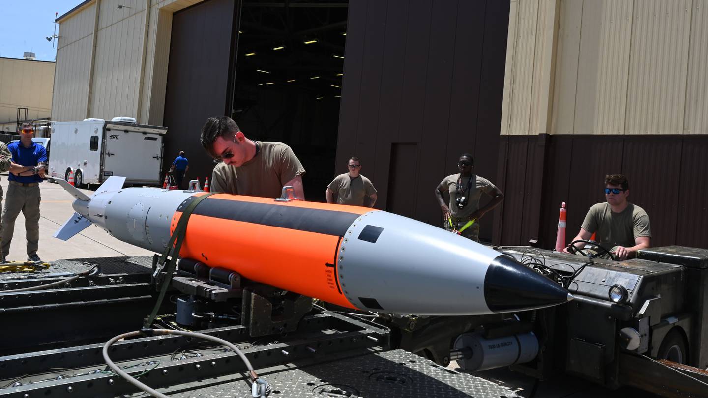 En amerikansk skvadron testlaster en ubevæpnet B61-12-bombe, som kan utstyres med et kjernefysisk stridshode, på et B-2 Spirit-bombefly 13. juni 2022.