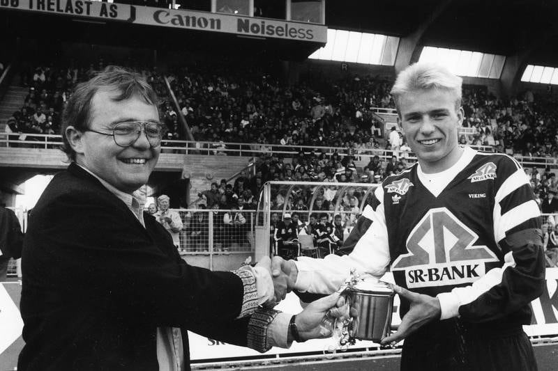 Roger Nilsen ble kåret til årets spiller av RA i 1991. Her mottar han trofeet av journalist Einar Owe Einarsen. Foto: RA