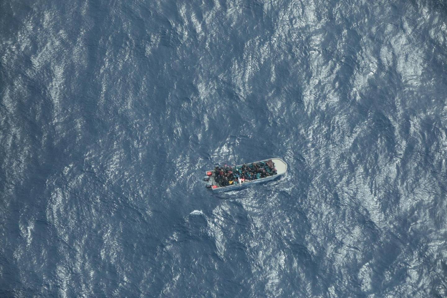 En fullpakket båt med migranter sett på vei fra Libya i det sentrale middelhavet i mars.