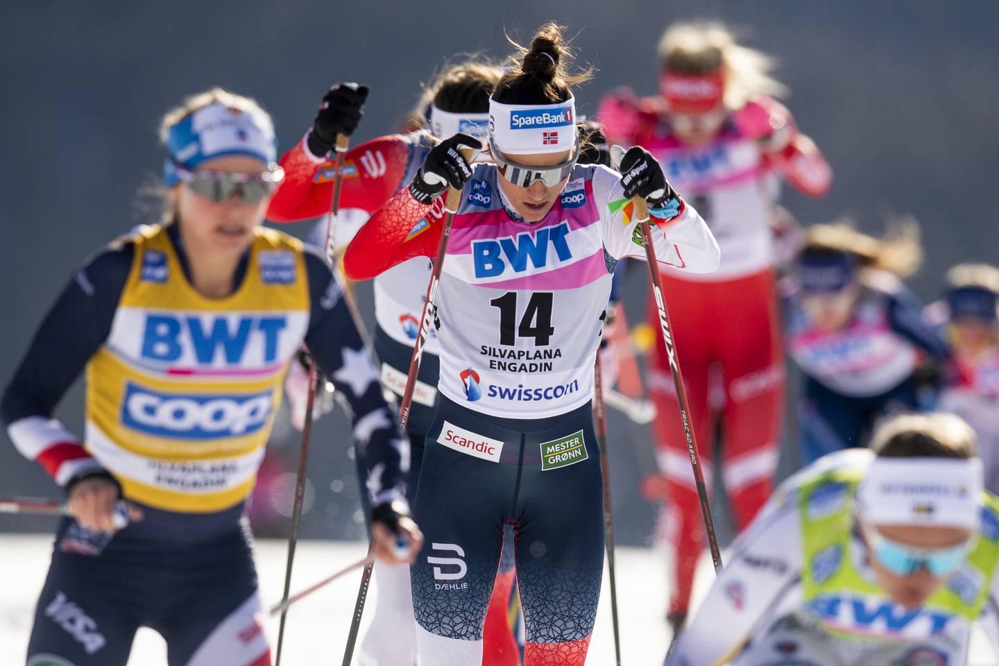 Heidi Weng (t.h.) kjempet seg inn til 2. plass i Sveits lørdag.