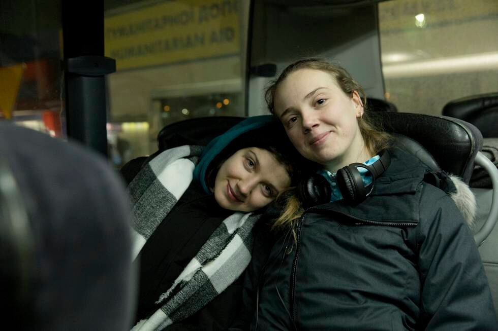 Søstrene Kateryna og Anna Jevsejtsjyk har endelig kommet seg inn på bussen som skal ta dem til Norge.