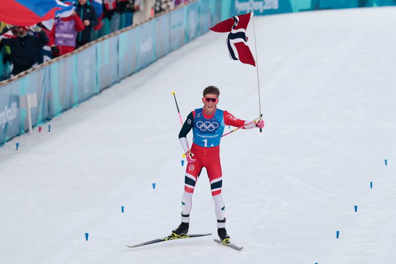 Johannes Høsflot Klæbo hadde tid til å ta med flagget inn.