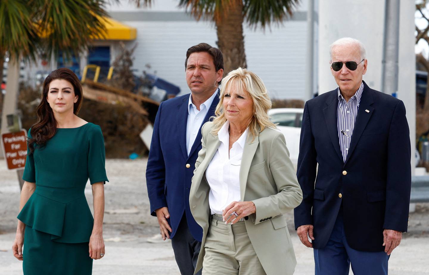 President Joe Biden og Ron DeSantis har ikke mye til overs for hverandres politikk. Men etter orkanen Ian stilte de opp sammen og roste hverandre. Her med førstedame Jill Biden og DeSantis' kona Casey i Fort Myers Beach 5. oktober.