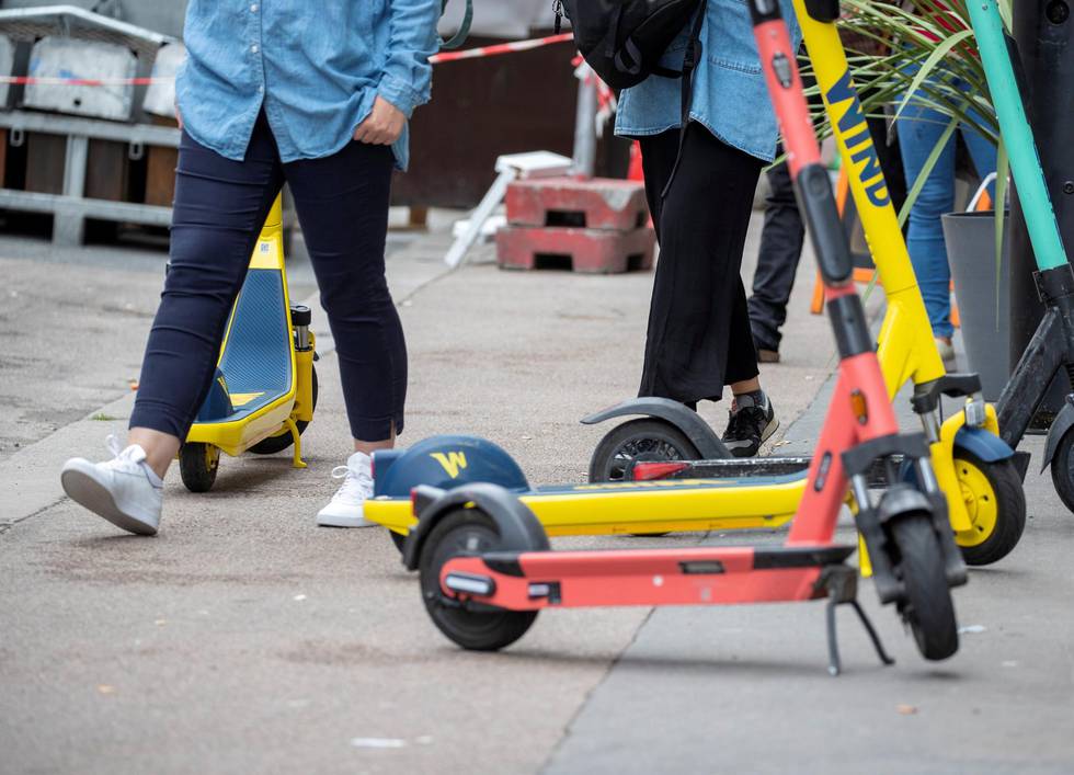 Vi mener at dagens utleie av elsparkesykler, gjør Oslo verre for byens funksjonshemmede og eldre, og gjør byen mindre universelt utformet, skriver innleggsforfatterne. Foto: Annika Byrde/NTB scanpix