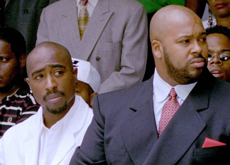 Tupac Shakur og Death Row-boss Marion «Suge» Knight på et valgarrangement i 1995. FOTO: NTB SCANPIX