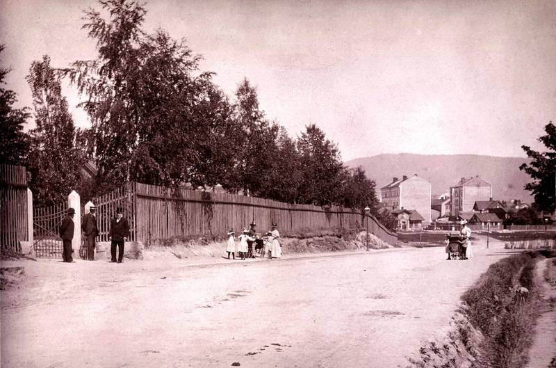 Kierschows gate med Nordre gravlund til venstre og det som skulle bli skolehage til høyre, fotografert i 1896.