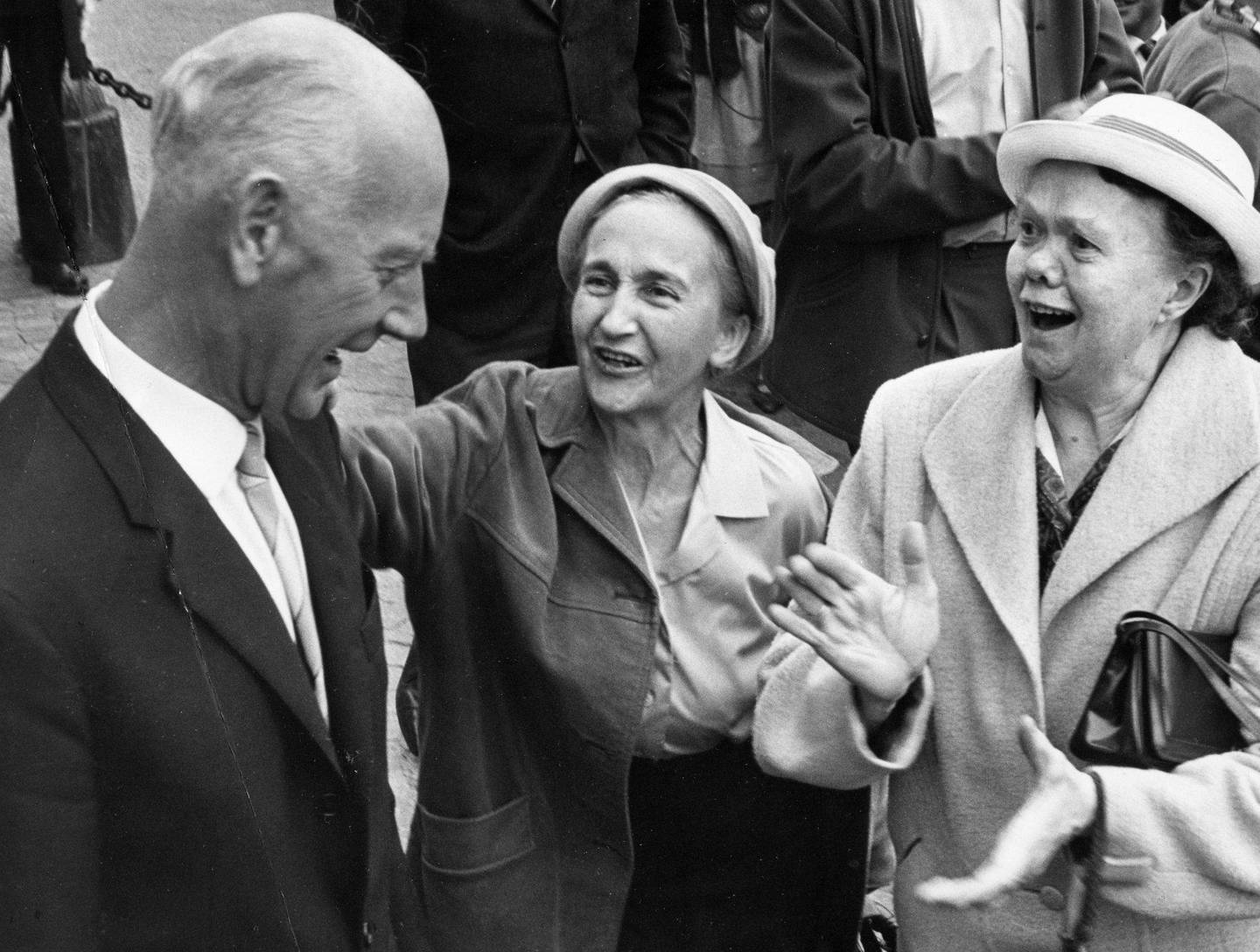 Populær statsminister, 1963: Einar Gerhardsen hilser på to damer av folket like etter at han informert kongen om at han og Ap-regjeringen går av (etter Kings Bay-skandalen).FOTO: NTB SCANPIX