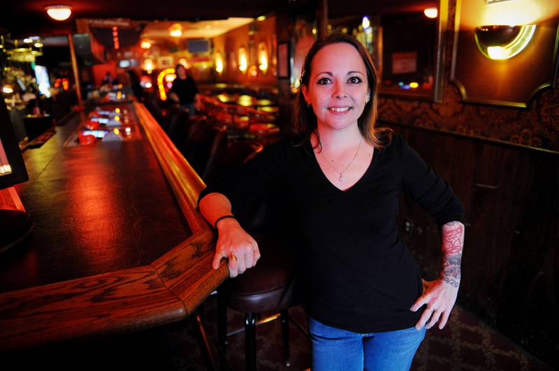 Megan Goble har jobbet som bartender på Champagnes i sju år, og tre eierskifter. Hun serverer ofte Sinatras favorittdrink til Sinatra-imitatorer som kommer innom. FOTO: THOMAS KOLBEIN BJØRK OLSEN