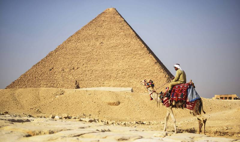 Det er stille rundt pyramidene i Giza. Turistene skyr Egypt etter terrorangrep mot turister. Den svekkede økonomien kan bli en trussel mot president Sisi. FOTO: MOHAMED EL-SHAHED/NTB SCANPIX