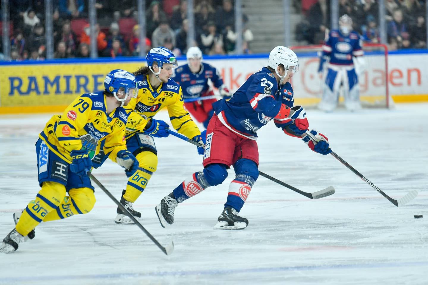 Vålerengas Mika Partanen under den 6. semifinalen under NM-sluttspillet for menn i ishockey mellom Vålerenga og Storhamar i Jordal Amfi i Oslo. Storhamars Andreas Øksnes t.v.
