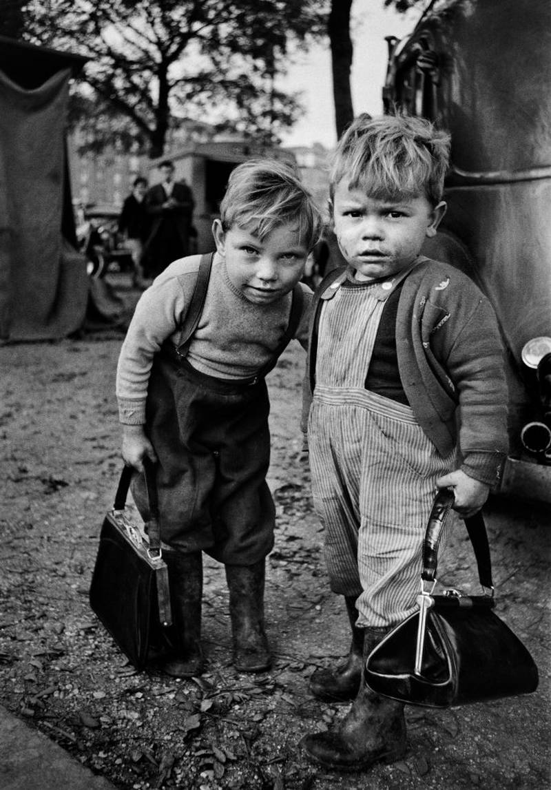 De små guttene med damevesker, fotografert i Paris-bydelen Montreuil i 1962, er kanskje Christer Strömholms mest berømte bilde.