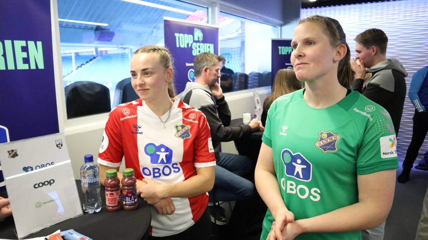 Jenny Røsholm Olsen (t.v.) og Kirvil Odden Sundsfjord gleder seg til å spille på egen hjemmebane i år, selv om det blir en beintøff start på sesongen.