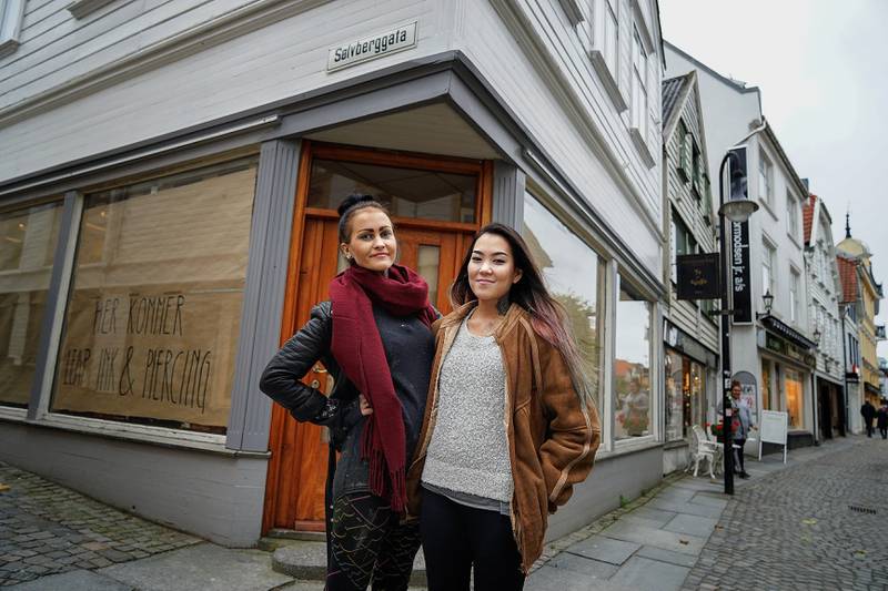 May Kirsti Haddeland og Evie Lee Kristiansen åpner piercing- og tatoveringsstudio i Østervåg i løpet av måneden. FOTO: ROY STORVIK