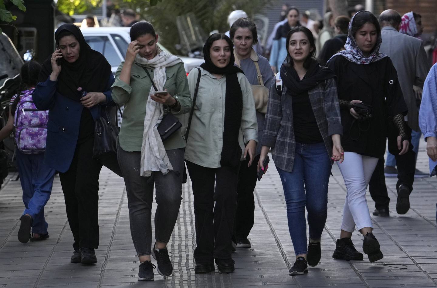Iranske kvinner, noen uten hodeplagg, på gata i Teheran i forrige uke. Lørdag er det ett år siden Mahsa Amini døde, og landsomfattende protester mot presteregimet startet.