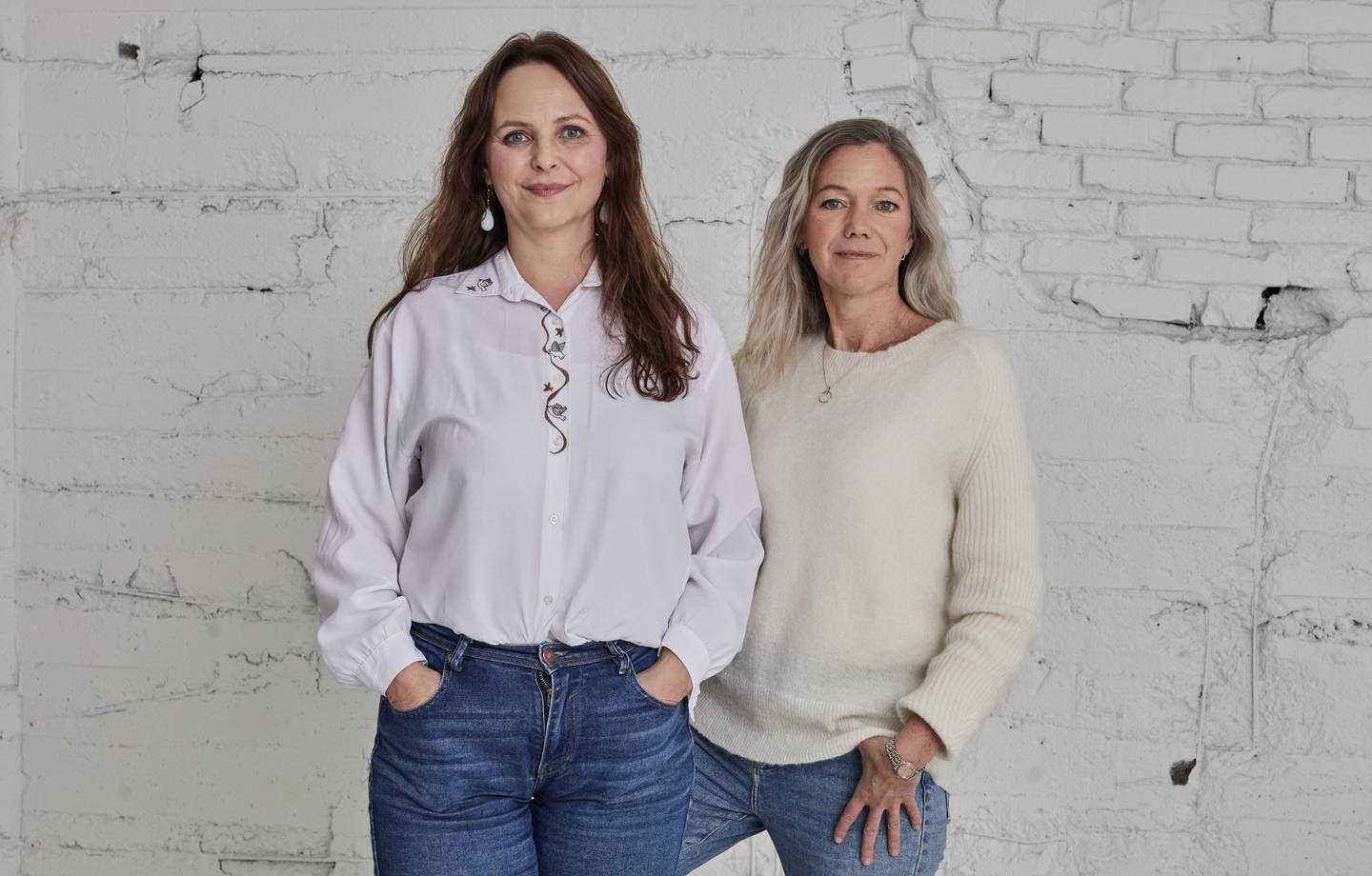 Regissør Cecilie Mosli skal lage julefilm for hele familien av Maja Lundes (til høyre) og Lisa Aisatos bestselgende barnebok «Snøsøsteren». Filmen skal ha premiere på Netflix i 2024.