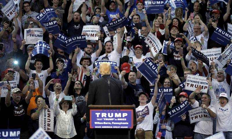 Donald Trump jubler tilbake under et valgmøte i Pennsylvania, like før hans viktige seier i delstaten i april.
