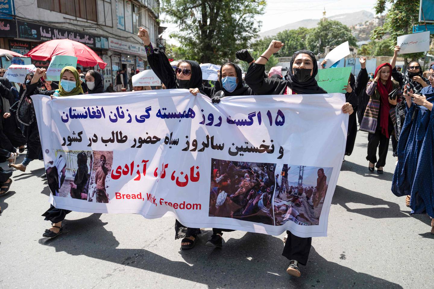 Afghanske kvinner hadde med seg plakater med teksten "brød, jobb, frihet" i en demonstrasjon i Kabul lørdag 13. august. Flere kvinner ble slått da Taliban-soldater avbrøt demonstrasjonen.