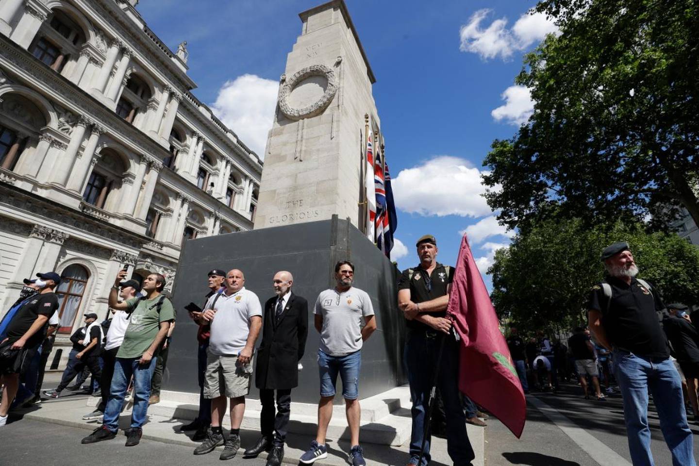 Medlemmer av ytre høyre-grupper samlet seg lørdag i London. Politi og myndigheter har lagt strenge restriksjoner for markeringene for å hindre sammenstøt mellom høyreaktivister og antirasister.