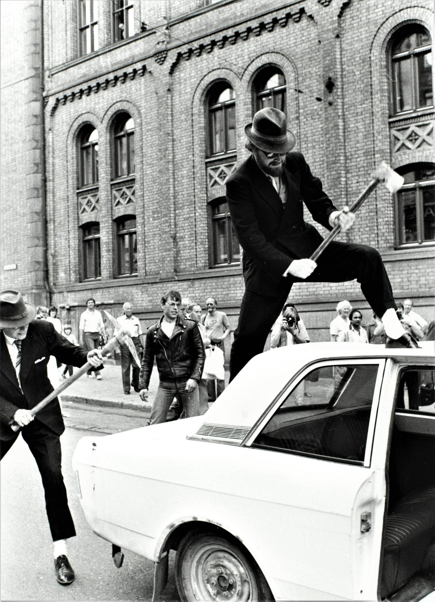 Vazelina Bilopphøggers lagde kaos i trafikken da de lanserte LP-plata "Slitin i knea" i 1981. Det sies at det var Kåre Willock som tittet ut av vinduet høyt oppe i Stortinget for å se hva som foregikk.