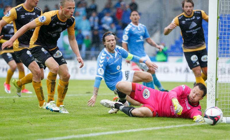 Starts keeper Håkon Opdal spilte en god kamp. Her en stor Sandnes Ulf-sjanse. Foto: Jan Kåre Ness/NTB scanpix