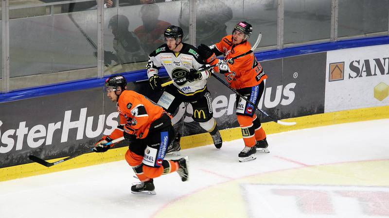 Markus Vikingstad i duell med to Frisk-spillere. Foto: Pål Karstensen
