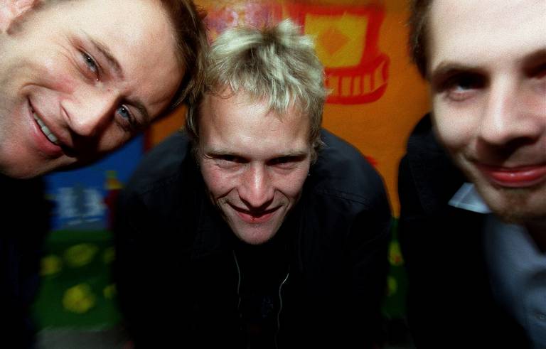 Stein Torleif Bjella (t.v.) og Tolv Volt i 1999, med Egil Stemkens (i dag bassist i Hellbillies) og Bjarte Jørgensen.