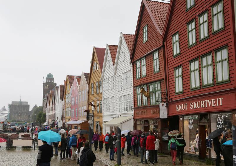 TURISTFELLE? Bryggen i Bergen, den tredje mest besøkte turistattraksjonen i Norge, er blitt en «turistfelle», mener flere amerikanere. FOTO: ERIK JOHANSEN/NTB SCANPIX