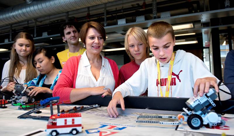 Skolebyråd Tone Tellevik Dahl er opptatt av digitale kunnskaper. Her ser hun Rasmus Fægri (t.h) og Andreas Alberg vise hva de har programmert Legoen til å gjøre. Til venstre Elida Kraggerud og Chua Ling Chng, og lærer Leif Amund Lie.