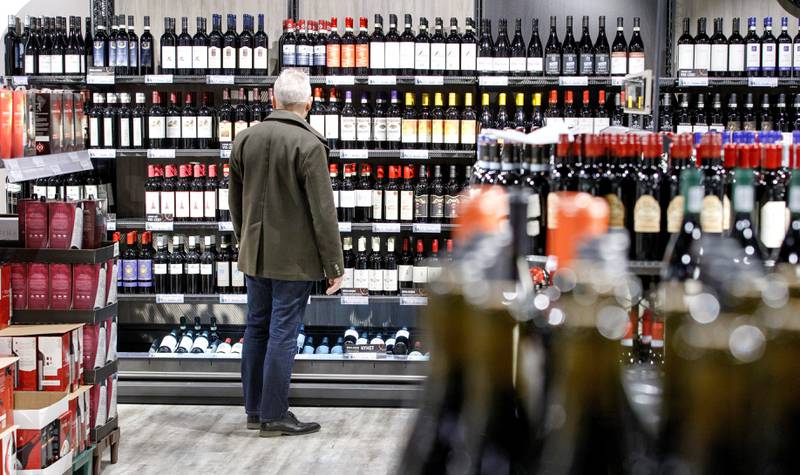 Mens eldre kvinner i stor grad tyr til vin, er eldre menn ofte gladere i øl og brennevin, viser FHIs undersøkelser.