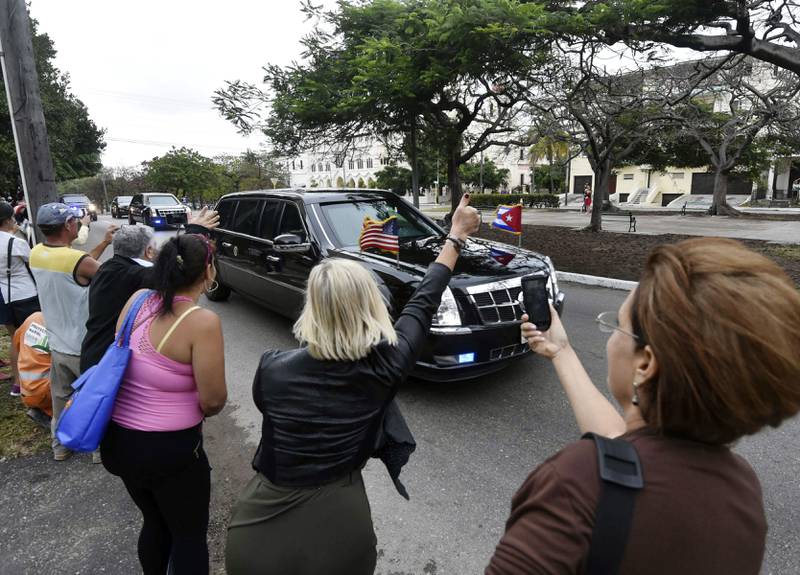 Cubanere vinket og tok bilder da Obama kjørte gjennom Havanna. FOTO: NTB SCANPIX