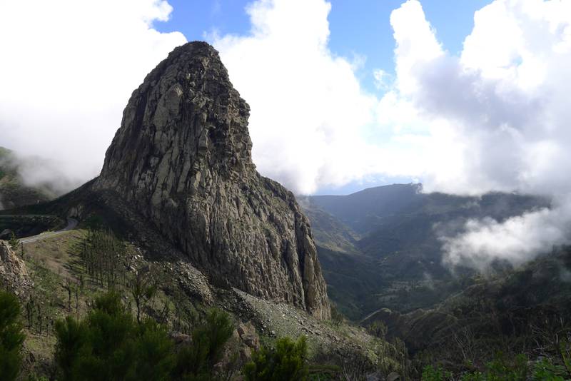 Roque de Agando er 1250 meter høy og troner majestetisk over Benchijigua som ligger nede til høyre.