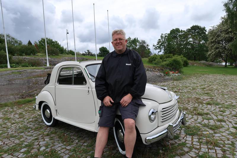 Frank Robin Guldager i en Fiat fra 1953. Moss og omegn motorhistoriske forening.