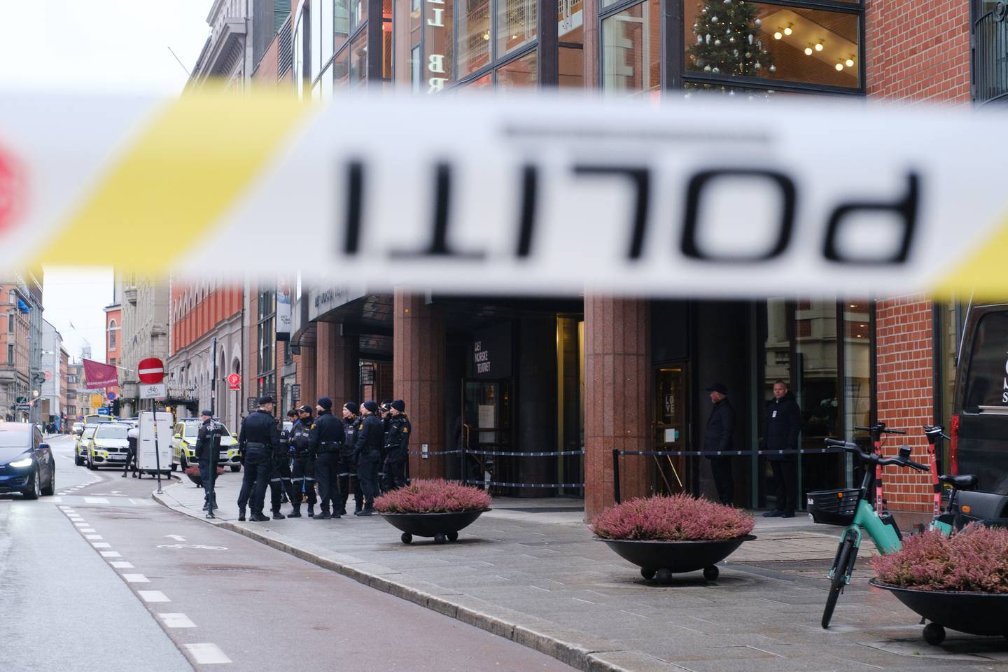 Politiet vokter inngangen til Det Norske Teatret, og har hengt opp sperrebånd et stykke unna.