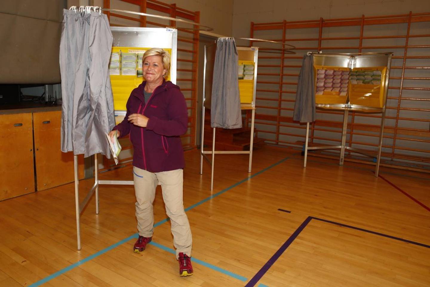 Partileder og finansminister Siv Jensen stemte ved Kastellet skole i Oslo.