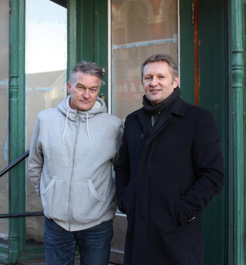 Tom Wivegh (t.v.) og Morten Eriksen er to av initiativtakerne til å gjøre om nedlagte Mysterud jernvare til lokal bar på Sagene.