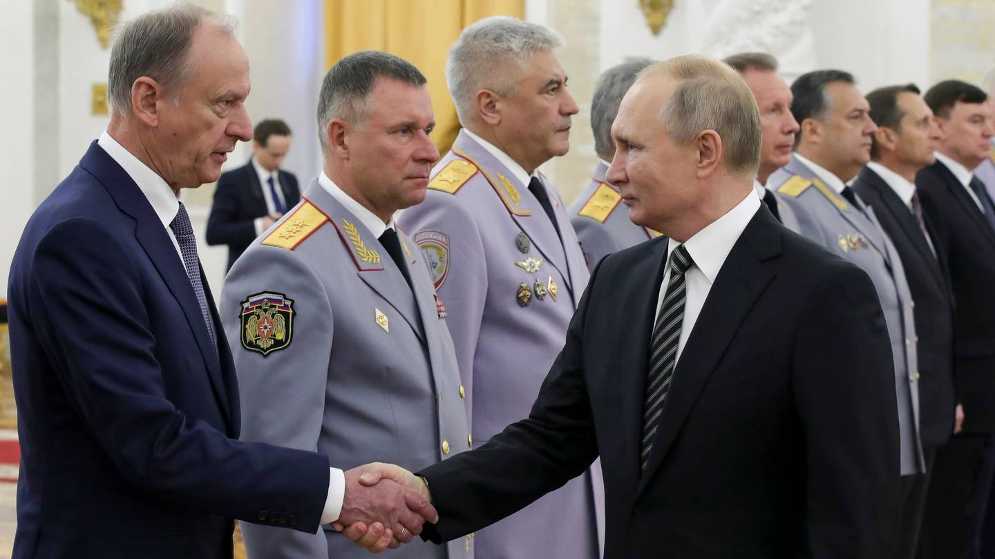 En rekke navn nevnes som mulige etterfølgere av Vladimir Putin. En av dem er Nikolaj Patrusjev, leder av det russiske sikkerhetsrådet. Her hilser han på Putin under et møte i Moskva i 2019.