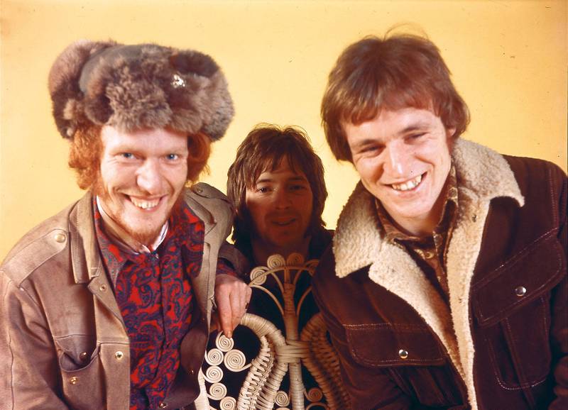 Ginger Baker (t.v.) og Jack Bruce, med Eric Clapton beskjedent bakerst, rundt utgivelsen av «Fresh Cream» sent i 1966. 