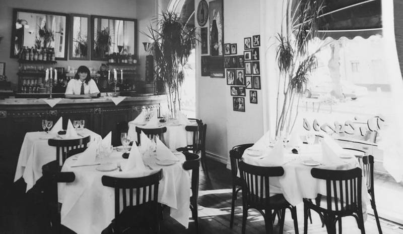 Café Picasso anno 1986: Kikkan står i baren og skuer utover havet av hvitdukede bord som venter på sine gjester – en typisk fransk bistro-stil med innkjøpt interiør fra Paris.  