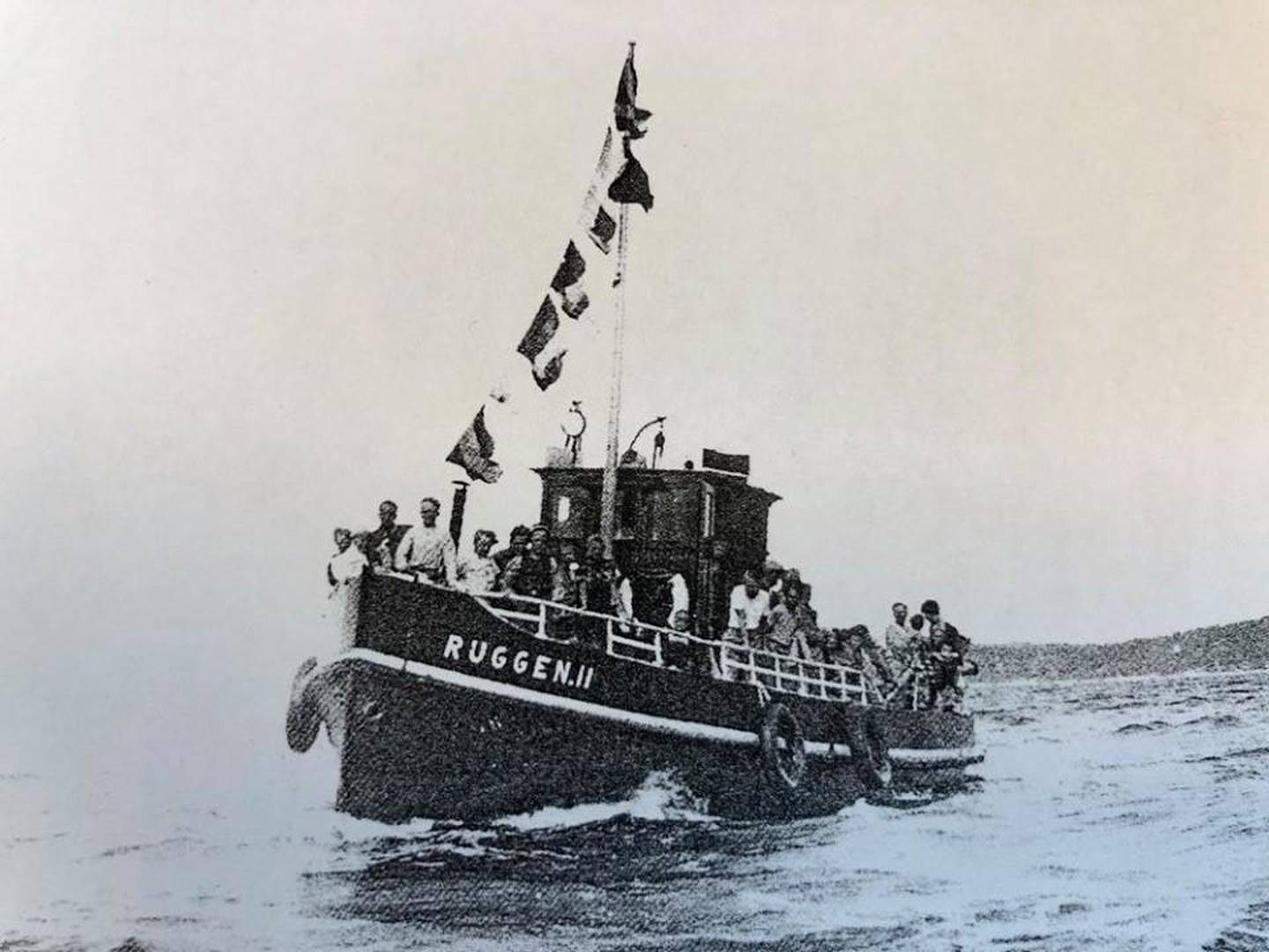 I 1939 ble ferja solgt til Arne Stensvik, som bygde den om til slepebåt før han solgte den videre til Oskar Andersen i Halden. I 1947 ble båten solgt igjen, denne gang til Olaf Søstrand i Sarpsborg, han døpte den om til «Ruggen II». Her på en lysttur i skjærgården.