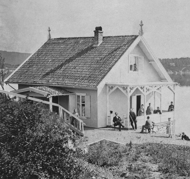 Strandbakken på Sjursøya cirka 1870. Blant personene på bildet er Christian og Adolph Holter. 