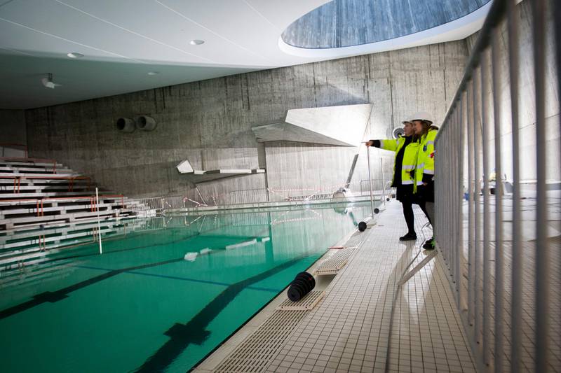 Sivilarkitektene Laila Løhre og Kathrine Kastellet sier svømmehallen har en arkitektur som er verdt å bevare.