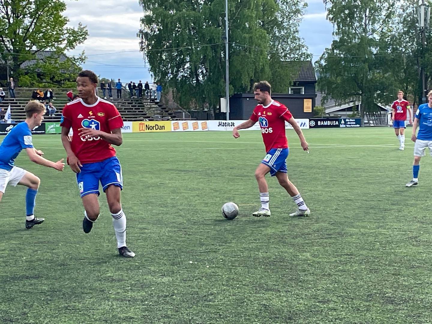 Skeids Erik Nordengen med ballen på Grefsen stadion mens matchvinner Francklyn Wollum-Goulehi prøver å komme seg unna.